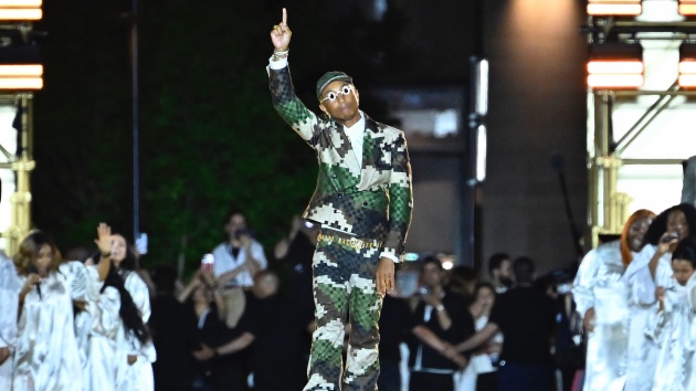 pharrell-makes-louis-vuitton-debut-at-paris-men’s-fashion-week