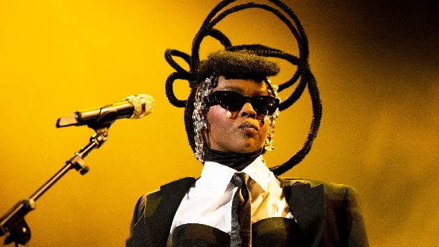 lauryn-hill-addresses-being-late-to-her-shows:-“y’all-lucky-i-make-it-on-this-stage”